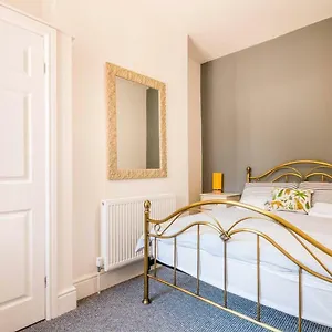 spacious-one-bed-apartment-with-parking-close-to-city-centre.yorkshirehotels.net/